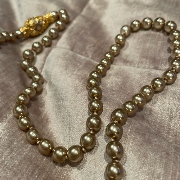 Joan Rivers Faux Pearl Necklace Magnetic Clasp 30” Gold Egg Clasp - Picture 3 of 7